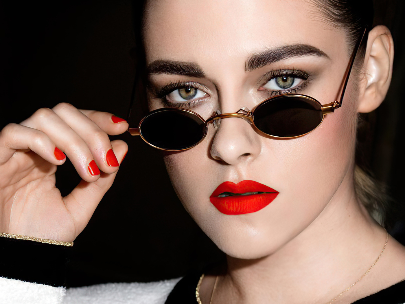 Актриса Кристен Стюарт в очках на  черном фоне