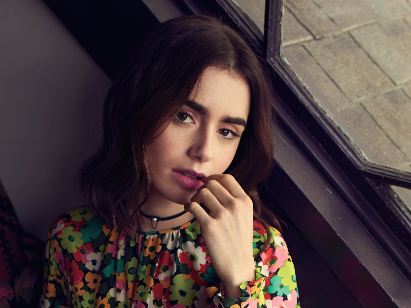 Актриса Лили Коллинз сидит у окна