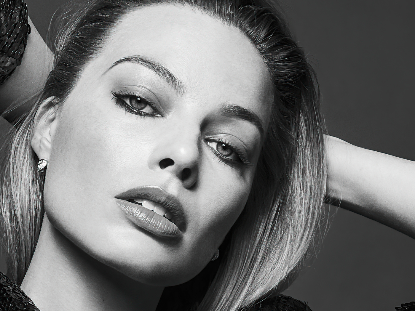 Актриса Марго Робби черно-белое фото