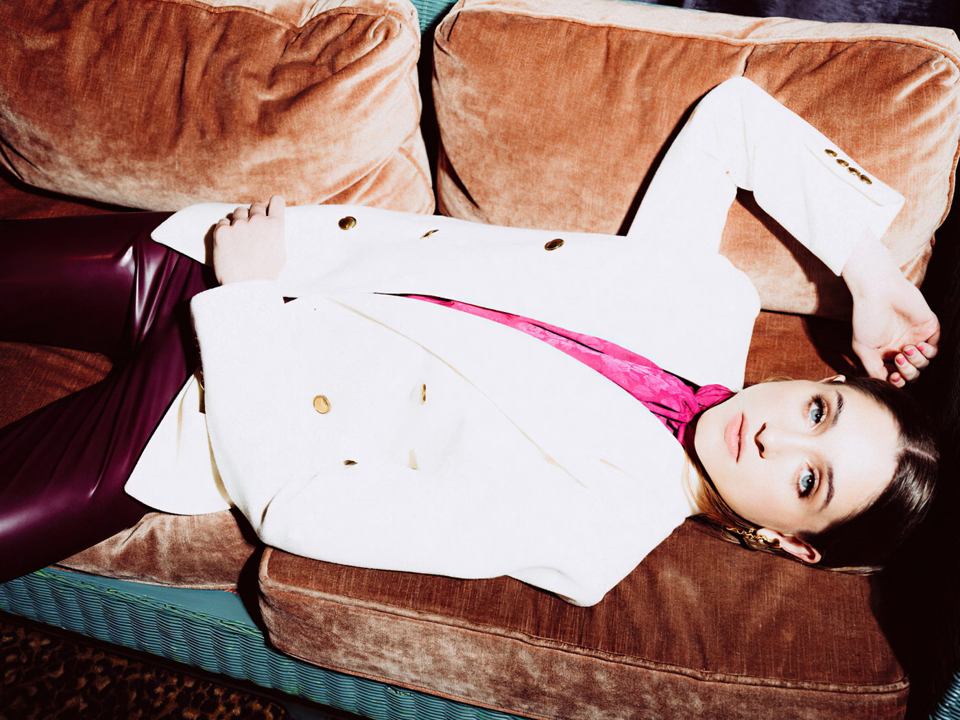 Актриса Наталия Дайер лежит на диване