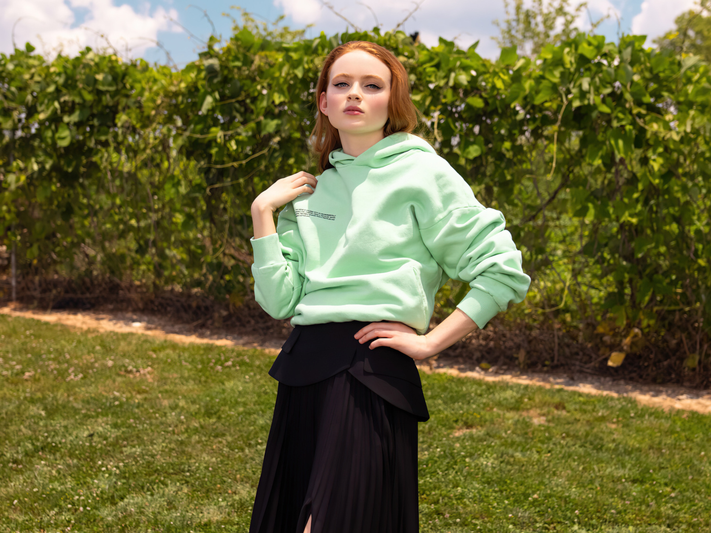 Актриса Сэди Синк в черной юбке