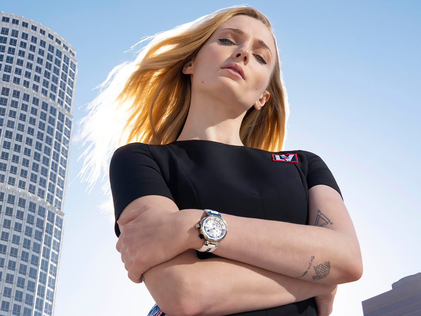 Актриса Софи Тёрнер на фоне небоскреба