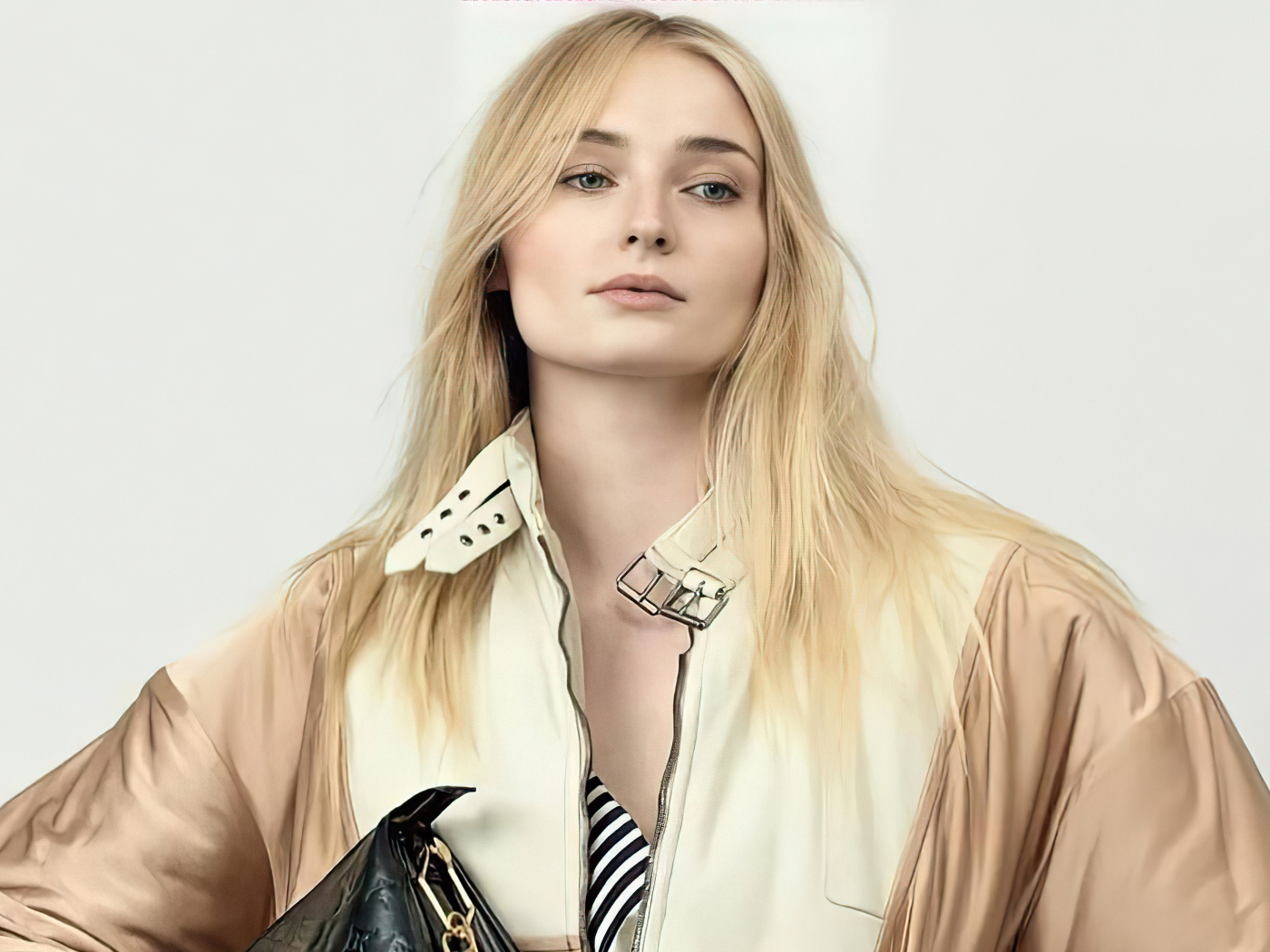 Актриса Софи Тёрнер в куртке на белом фоне