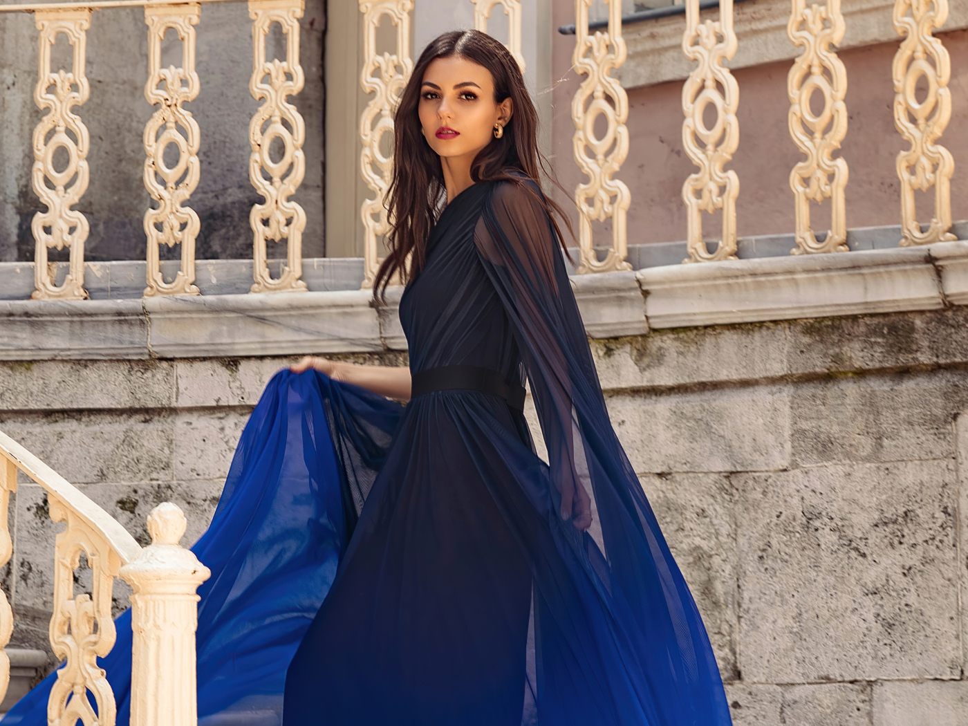 Актриса  Виктория Джастис в красивом платье у стены