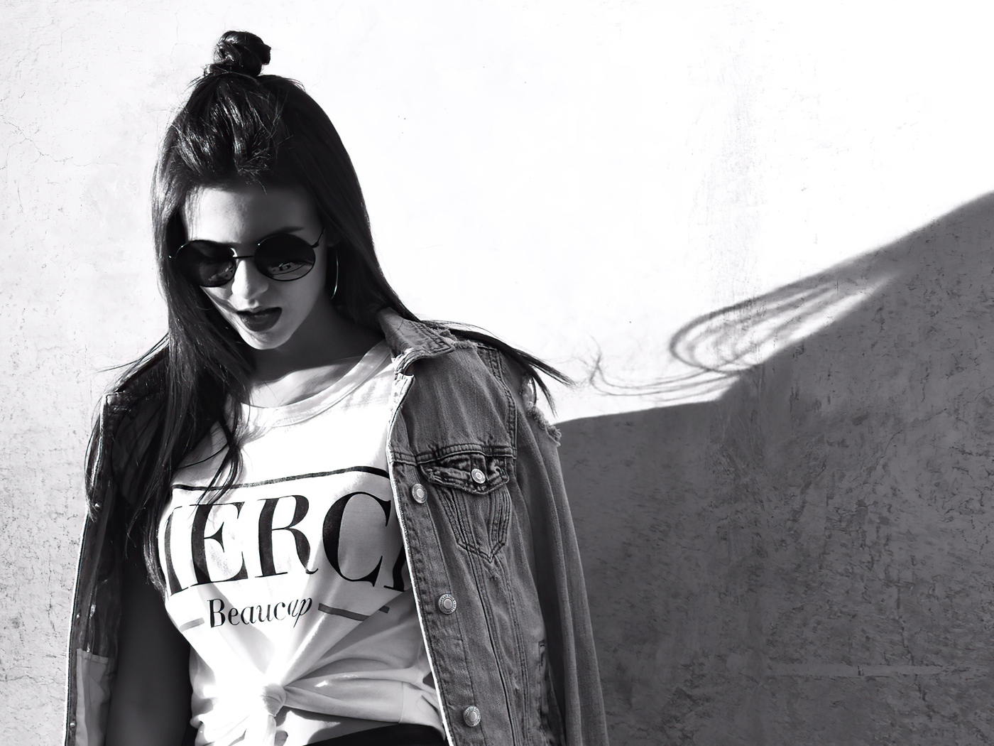 Актриса Виктория Джастис в черных очках у стены