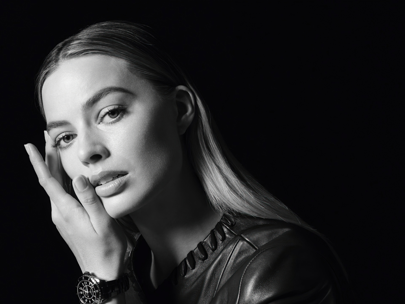 Австралийская актриса Марго Робби на черном фоне