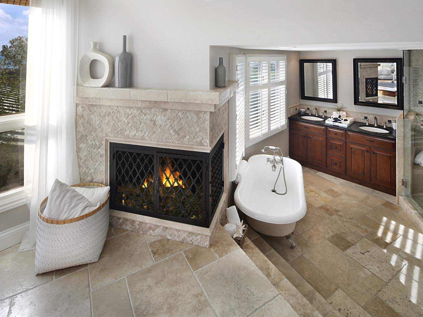 Ванная комната с камином у окна