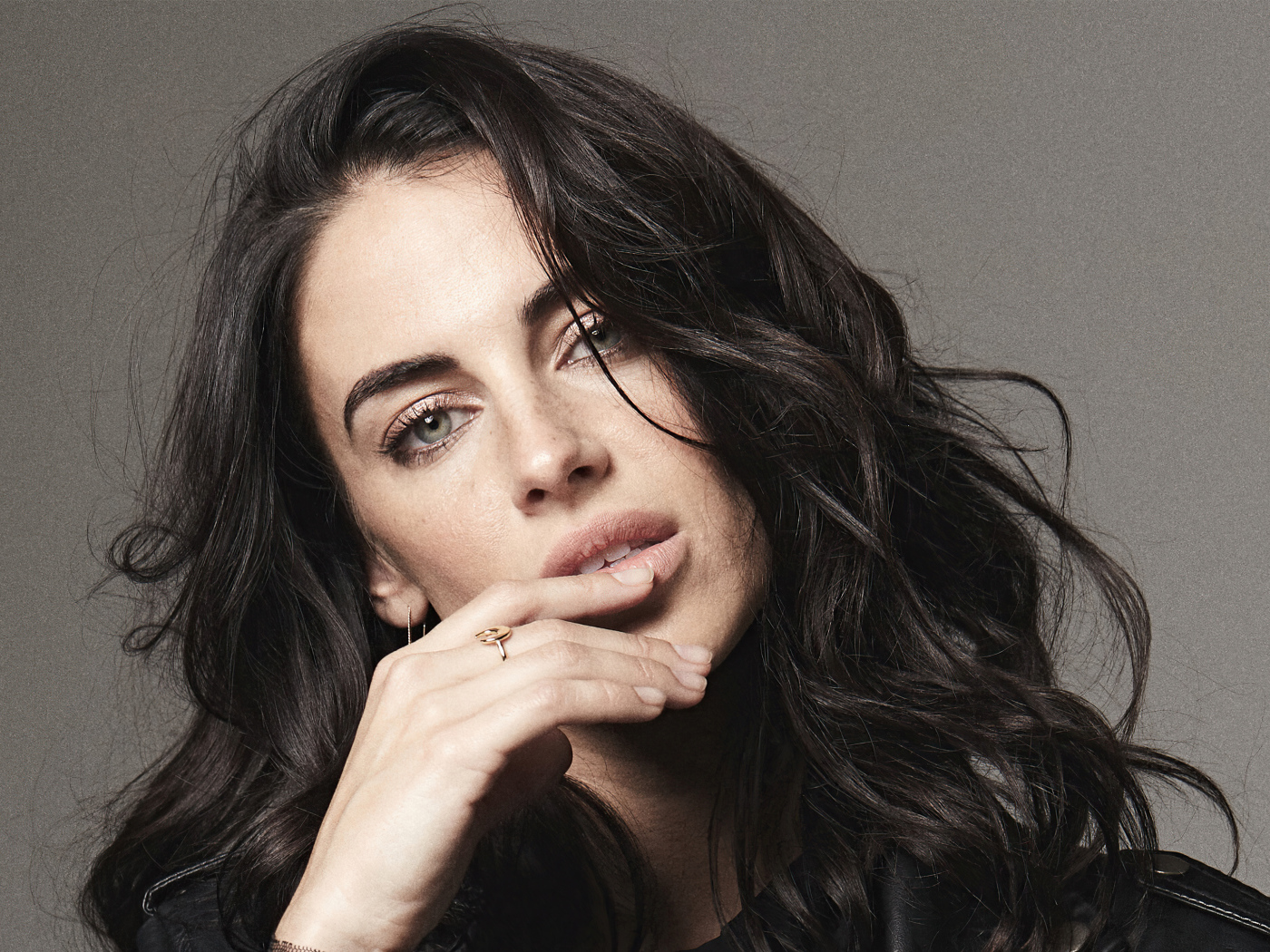 Красивая канадская актриса Джессика Лаундс на сером фоне