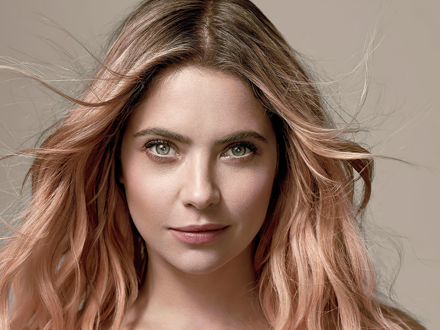 Красивая блондинка актриса Эшли Бенсон