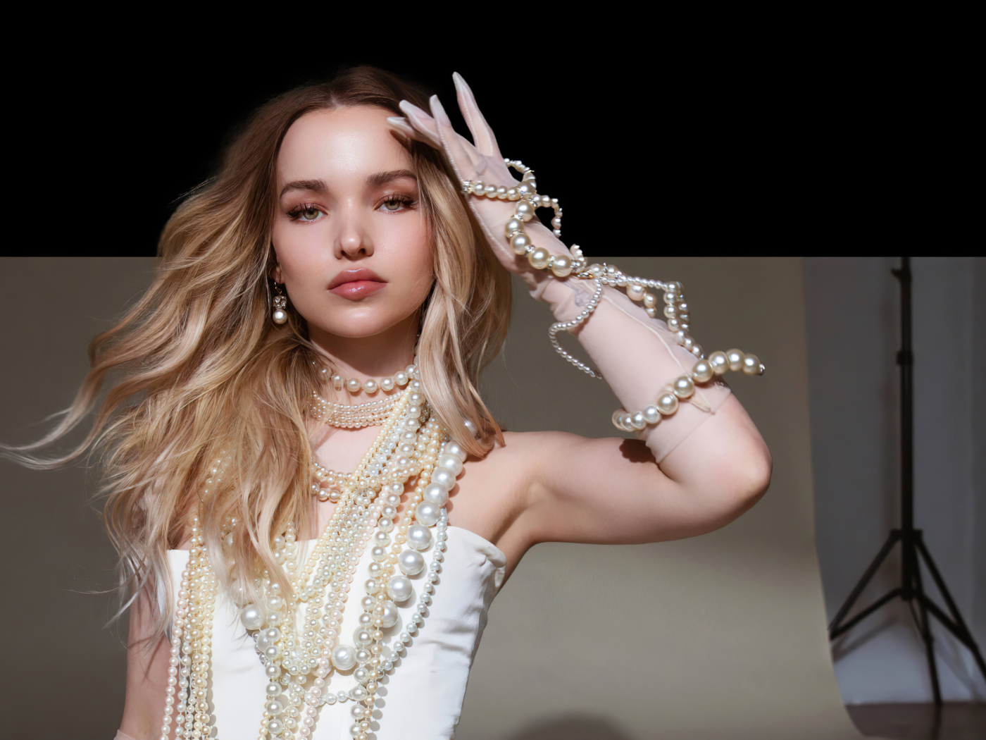 Красивая блондинка, актриса Дав Камерон в украшениях