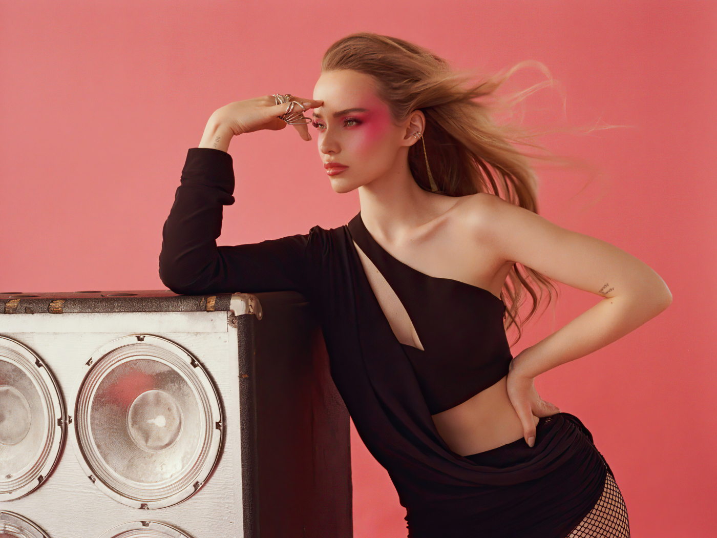 Красивая блондинка актриса Дав Кэмерон на розовом фоне