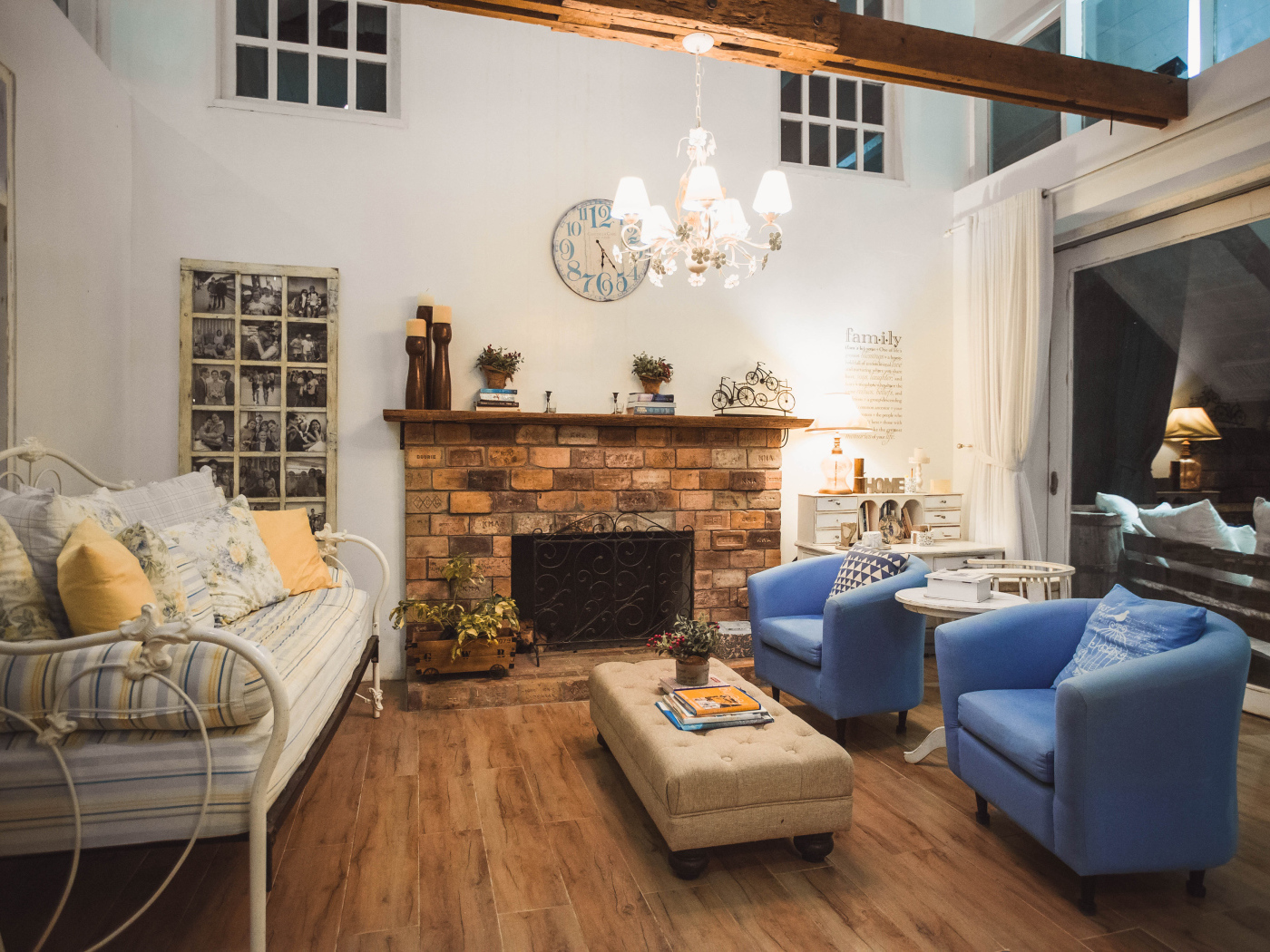 Красивая мебель в комнате с камином и балконом 