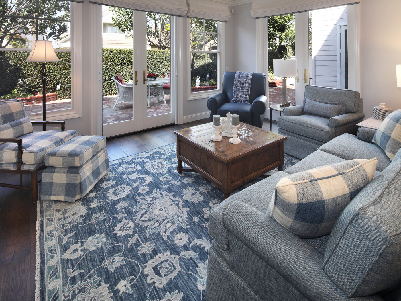 Красивая мебель в гостиной комнате в доме