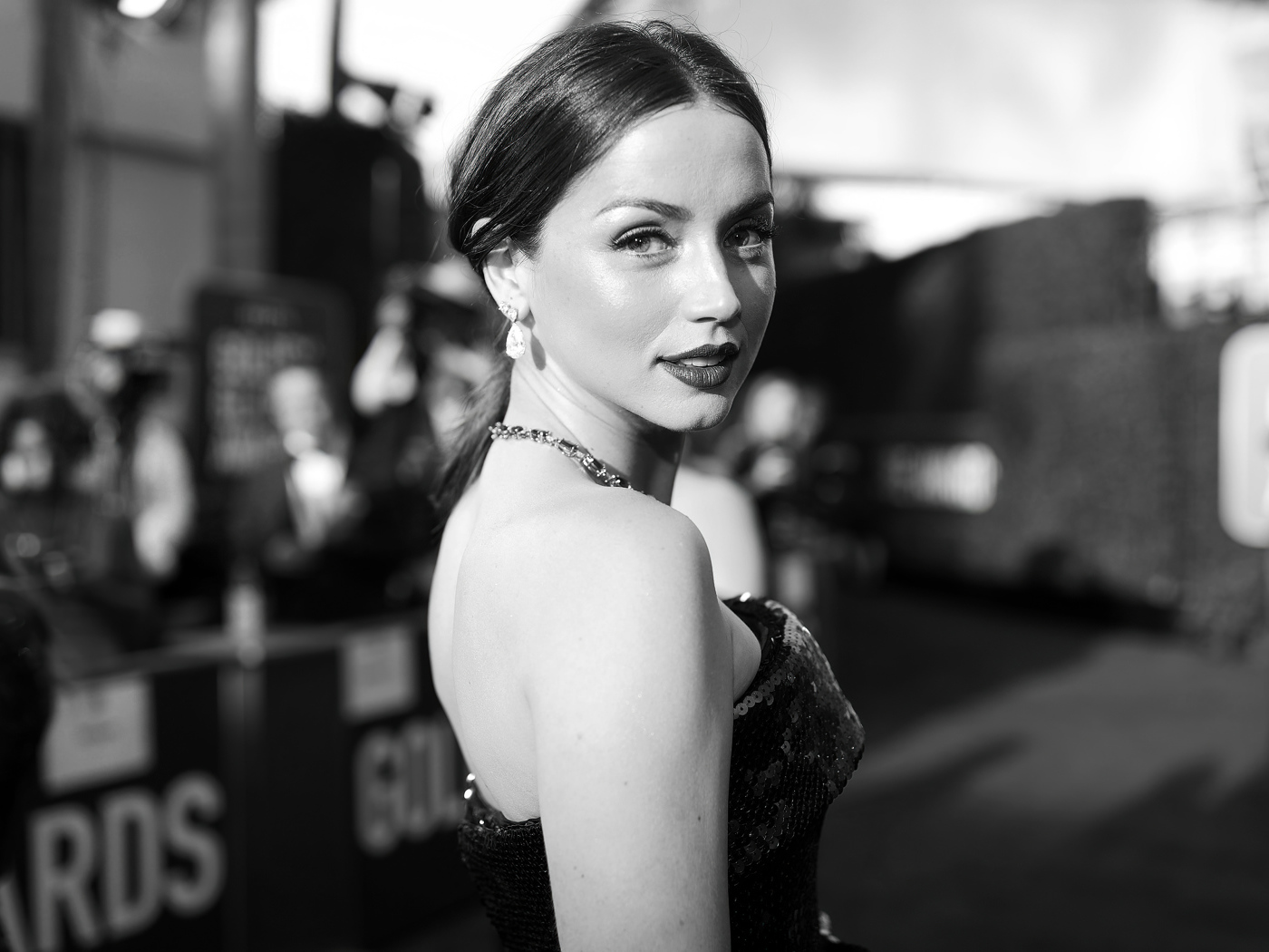 Красивая девушка, актриса Ана де Армас в черном платье