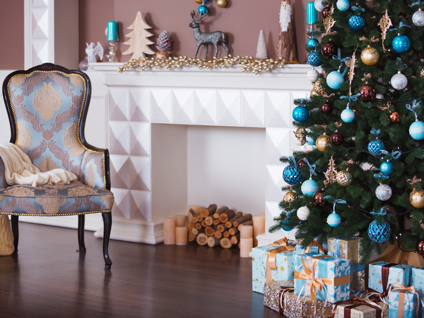 Красивая комната с новогодней елью с камином 