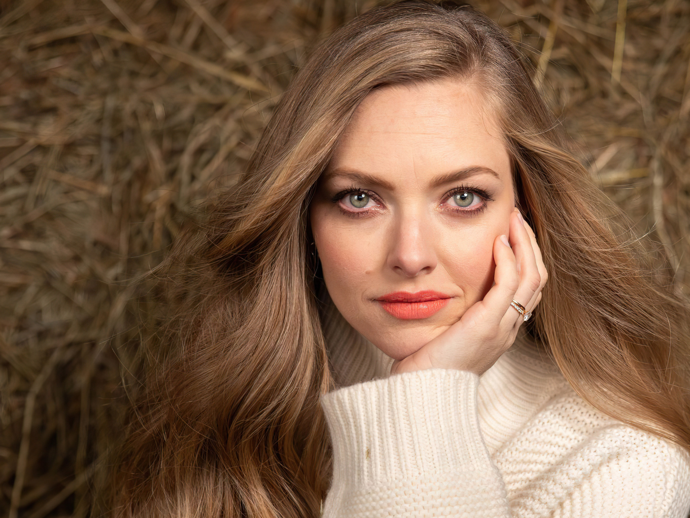 Красивая милая девушка, актриса Аманда Сайфред в белом свитере