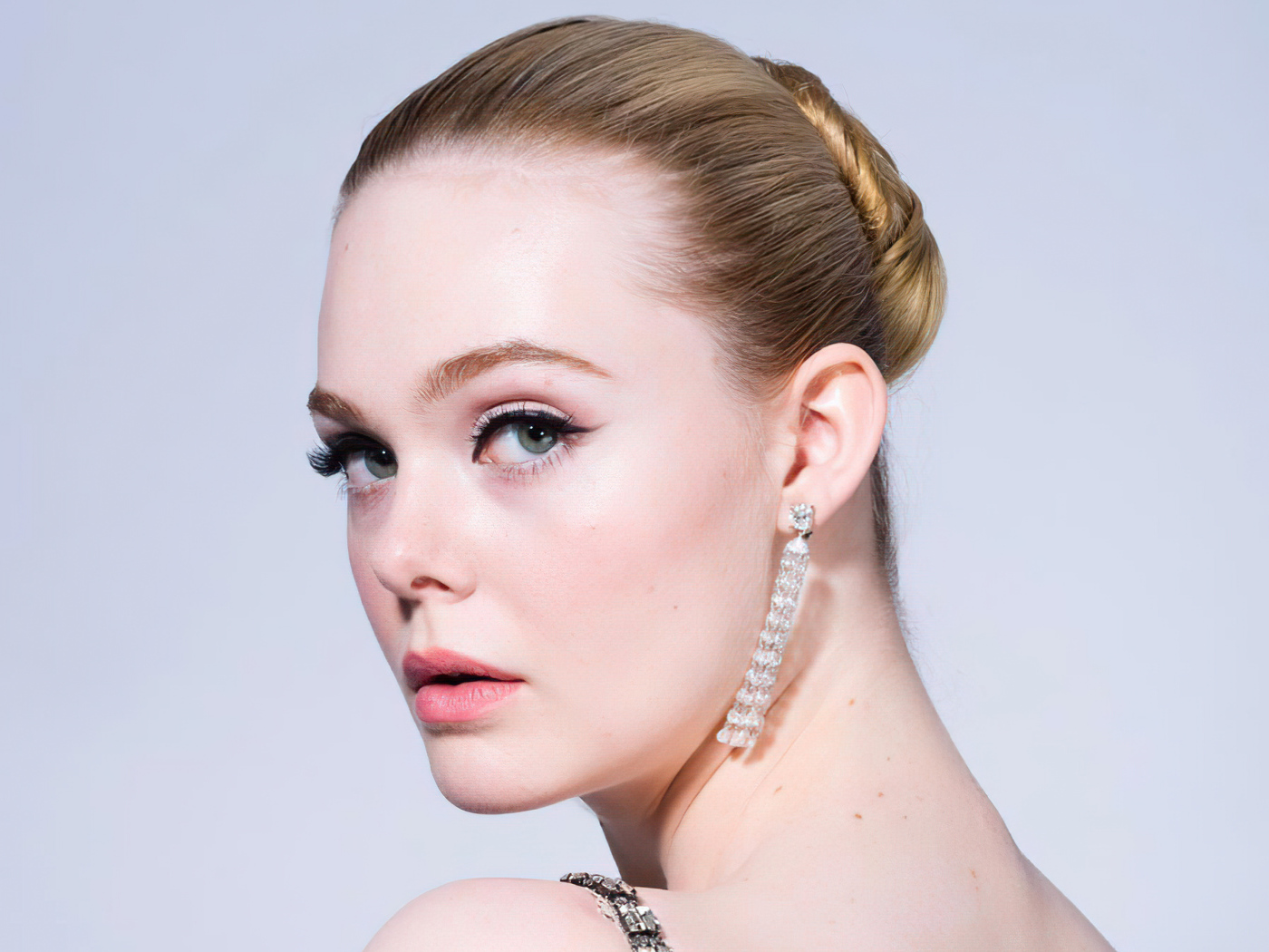 Красивая нежная девушка, актриса Эль Фаннинг на сером фоне