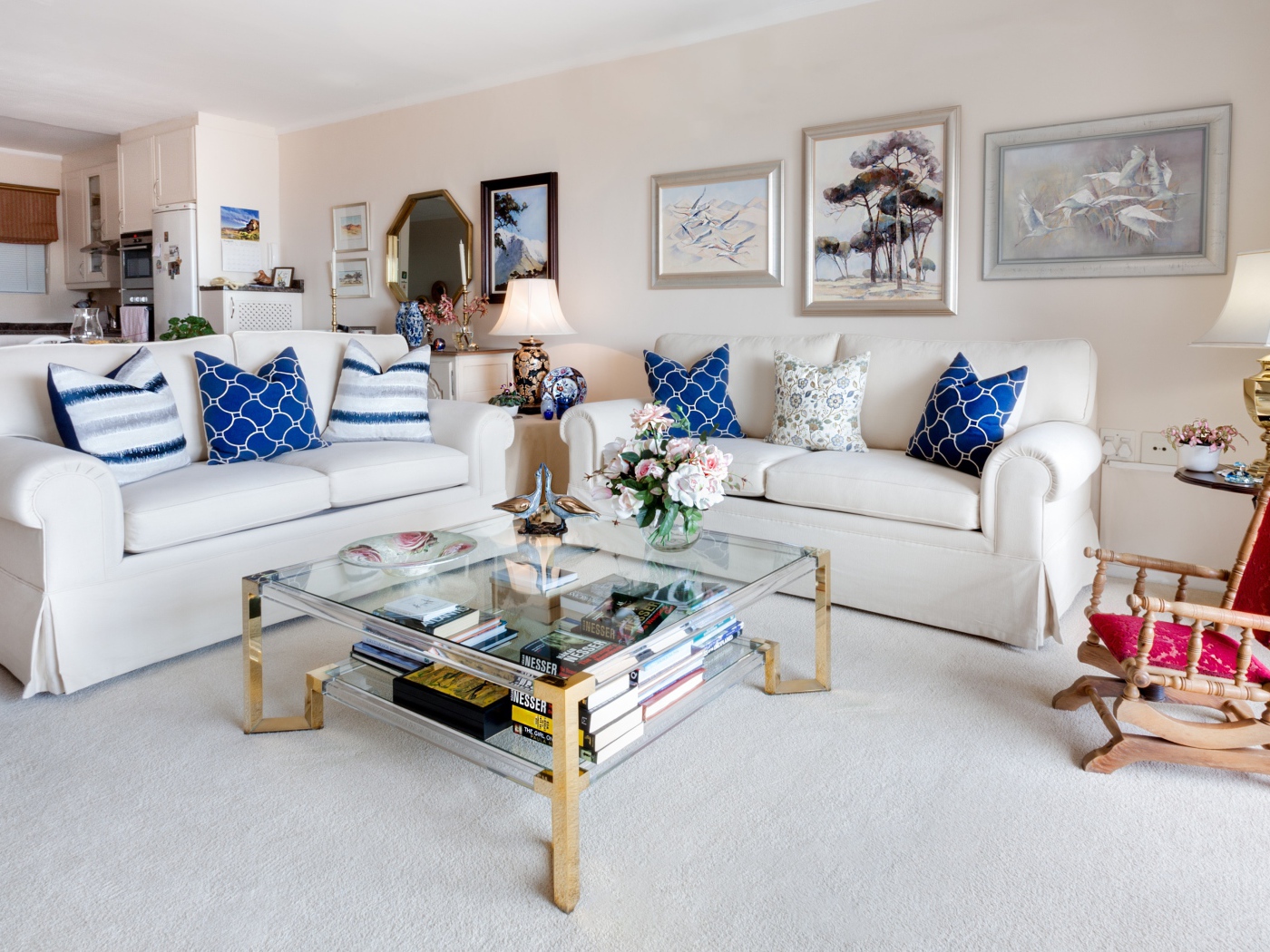 Красивая белая мебель в комнате с картинами