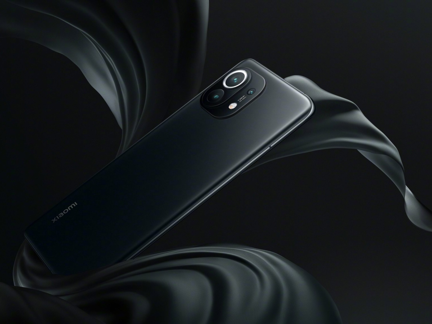 Черный смартфон Xiaomi Mi 11, 2021 года