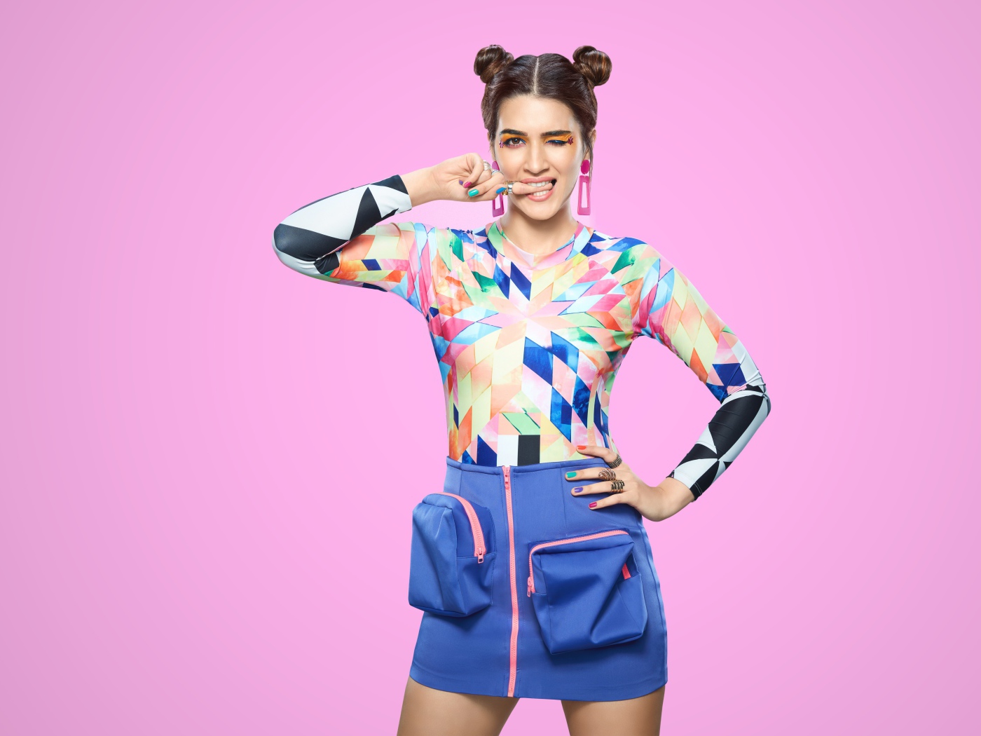 Яркая девушка индийская актриса на розовом фоне