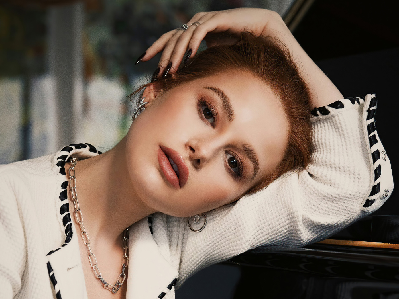 Кареглазая американская актриса Мэделин Петш в платье