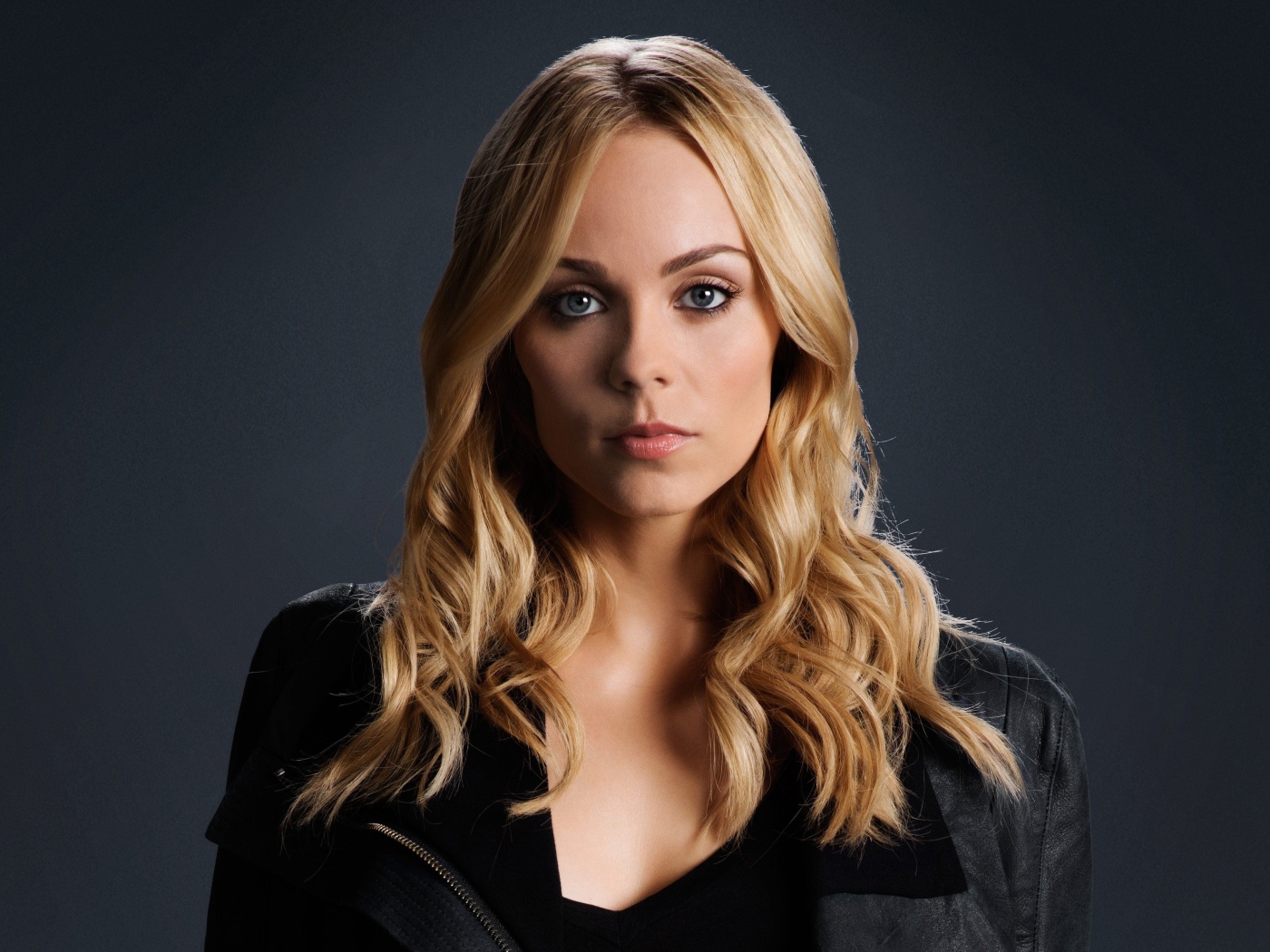 Канадская актриса Лора Вандервурт в черной куртке