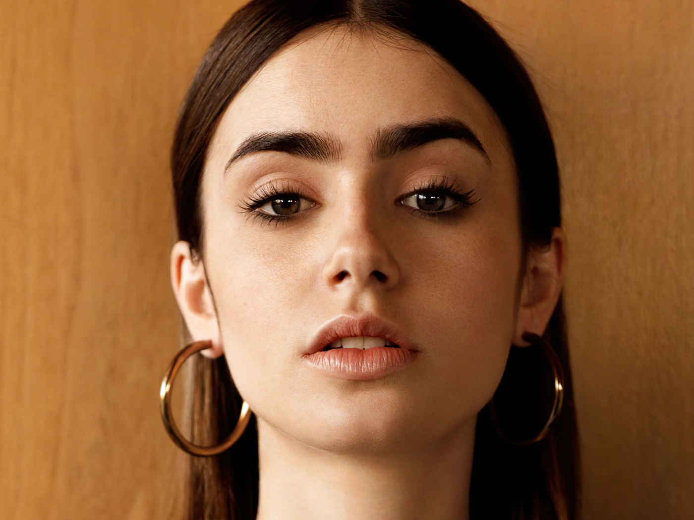 Лицо американской актрисы Лили Коллинз крупным планом