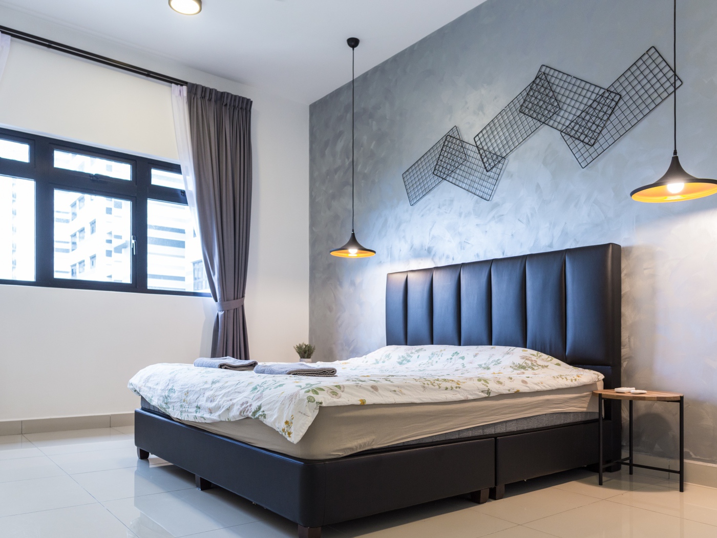 Пустая спальная комната с большой кроватью у окна 