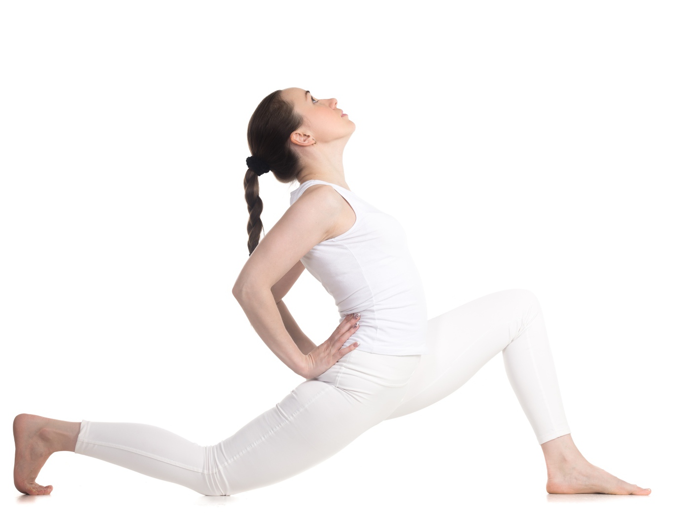 Девушка в белом костюме делает растяжку