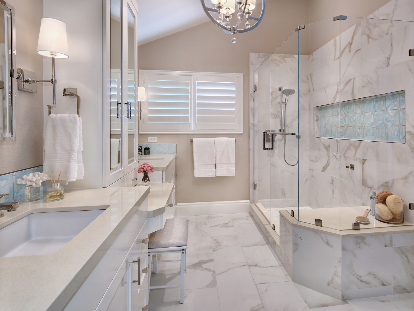 Большая ванная комната с душевой кабиной 