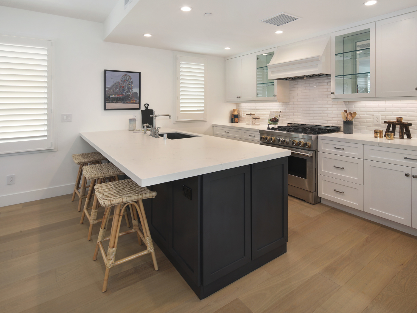 Большой стол со стульями в кухне с белой мебелью 