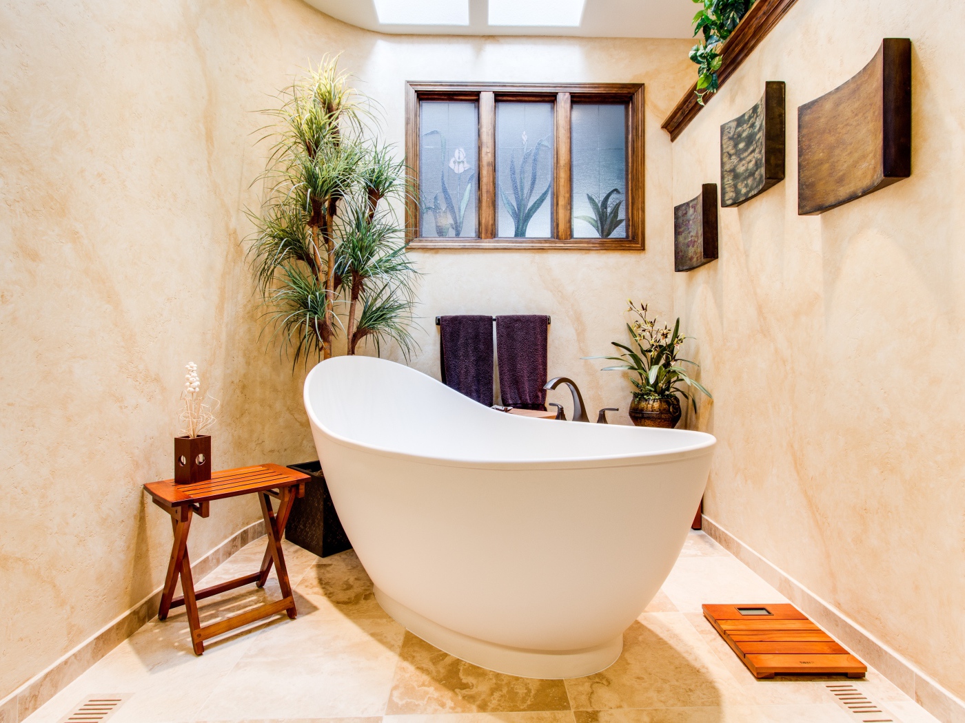 Большая белая ванная в комнате с окном