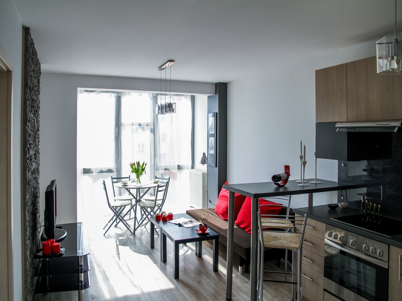 Новая современная кухня с балконом