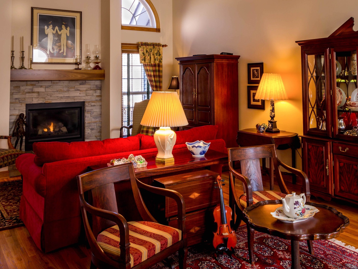 Старая мебель в комнате с камином