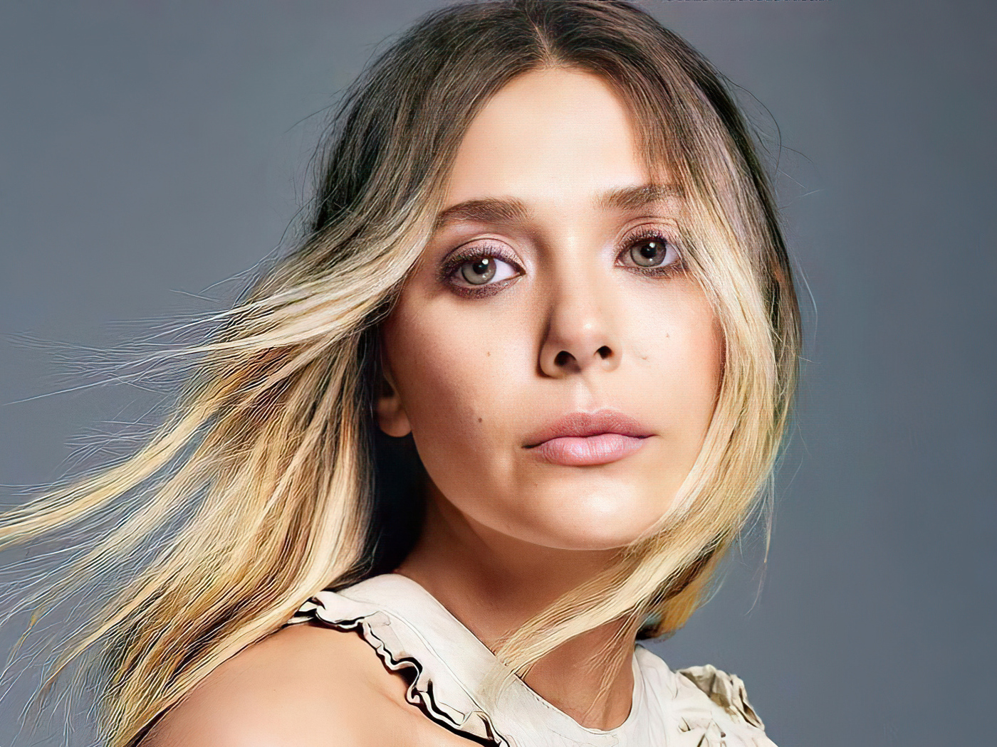 Грустная девушка, актриса Элизабет Олсен на сером фоне