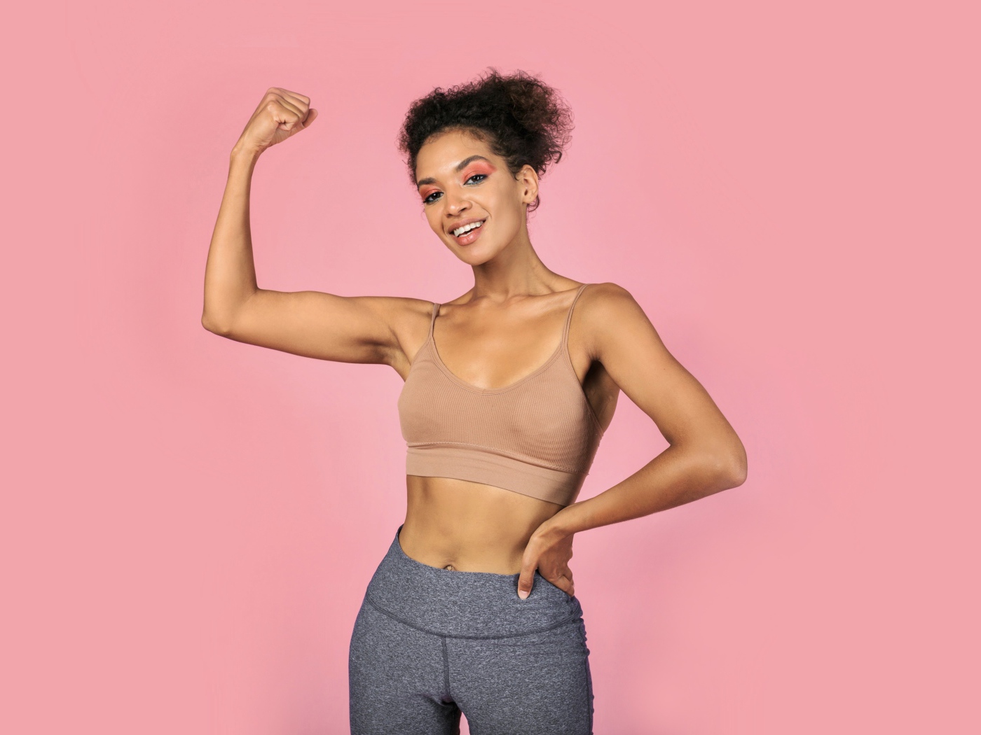 Спортивная девушка на розовом фоне