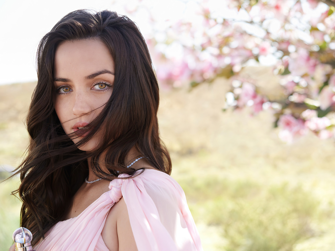 Нежная девушка, актриса Ана де Армас в розовом платье