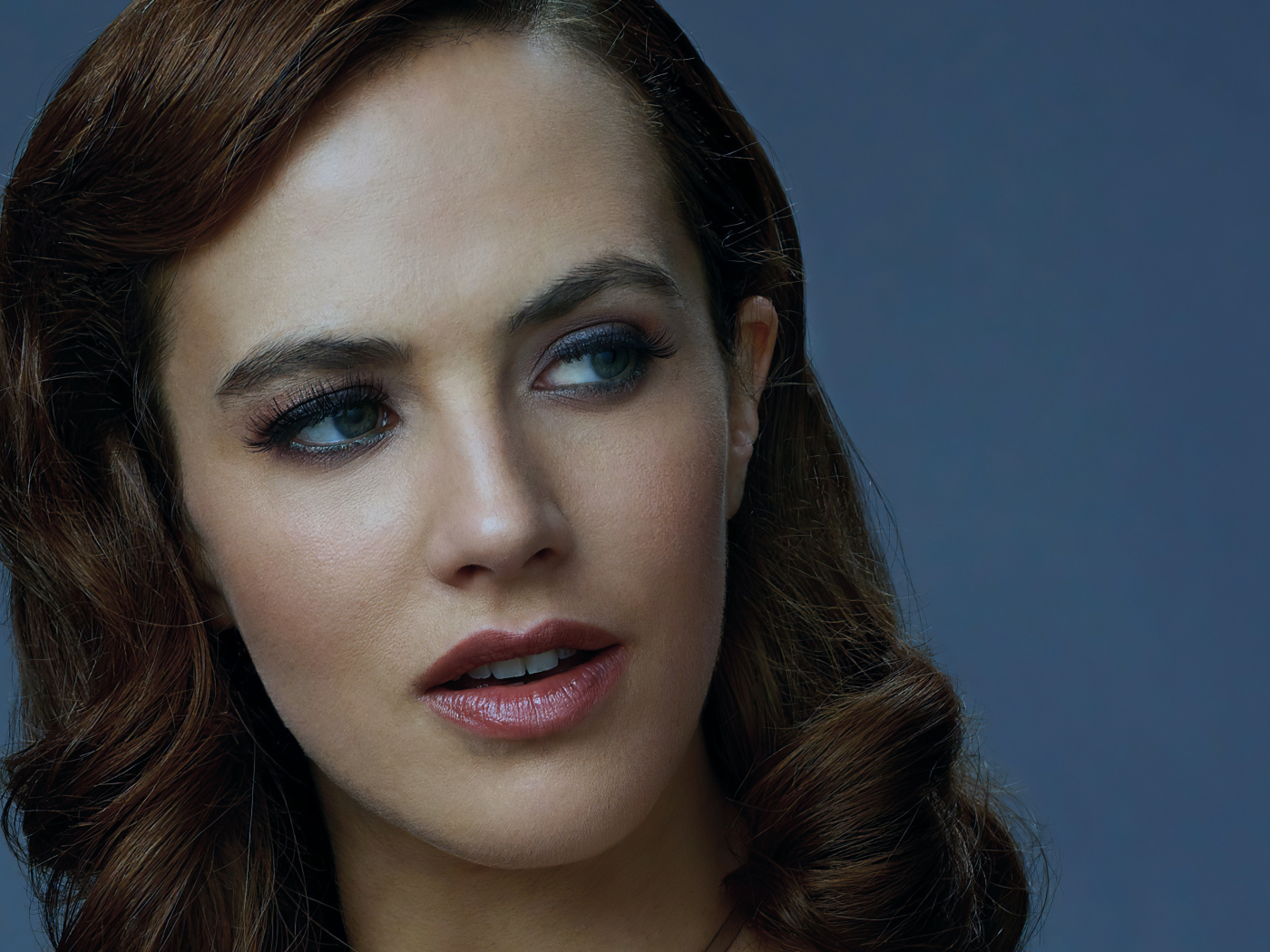 Лицо британской актрисы Джессики Браун-Финдли на сером фоне