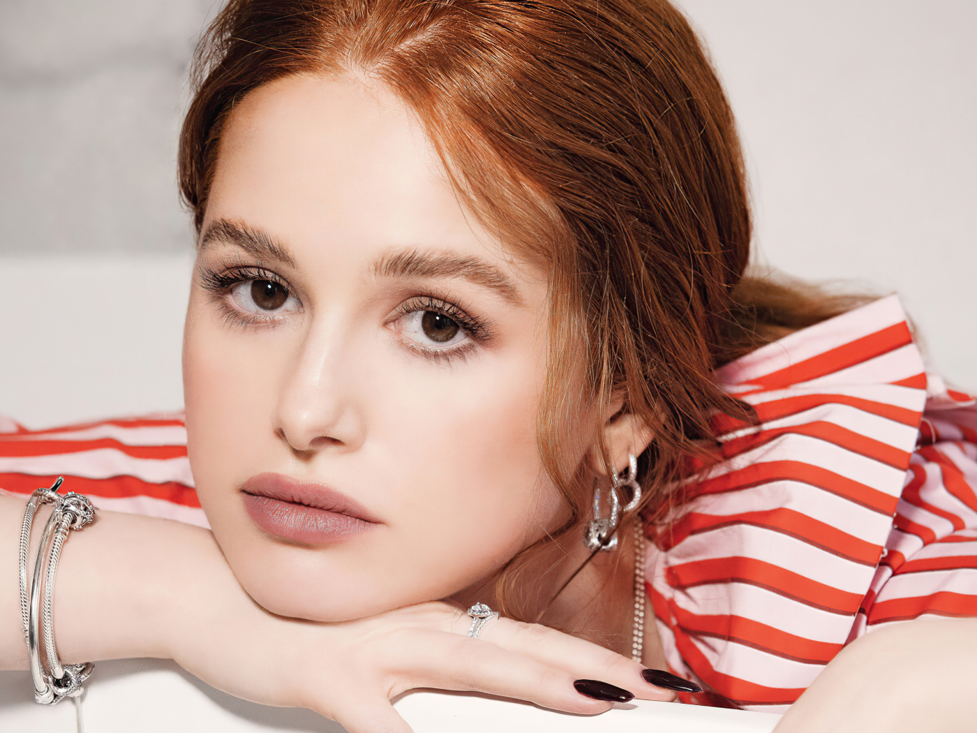 Грустный взгляд актрисы Мэделин Петш