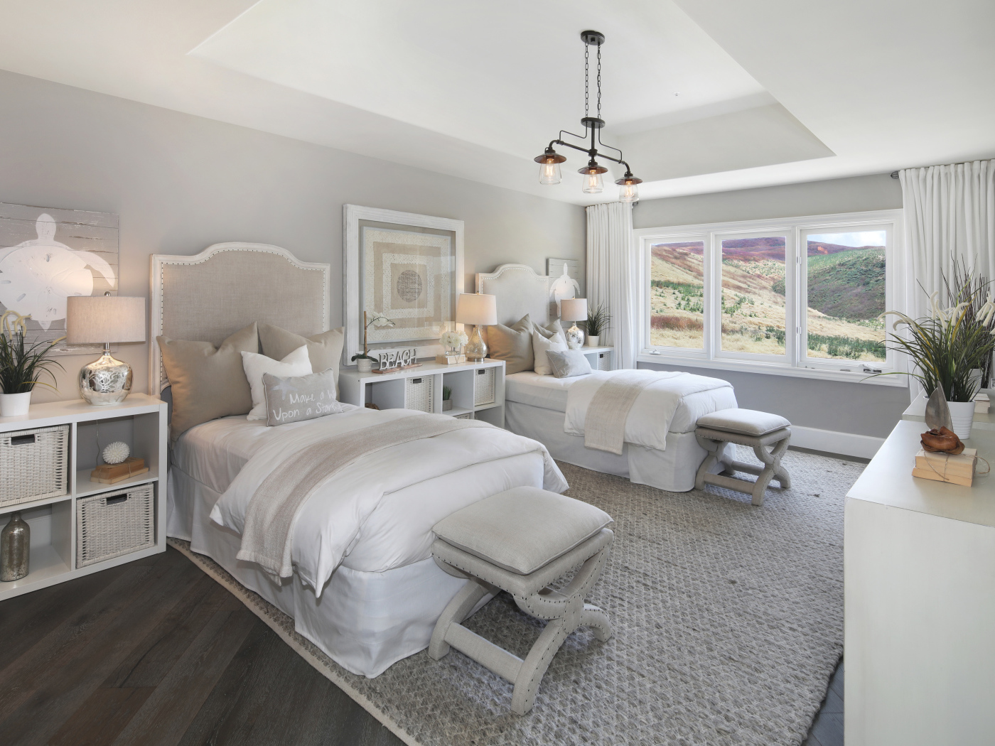 Две кровати в спальне с большим окном