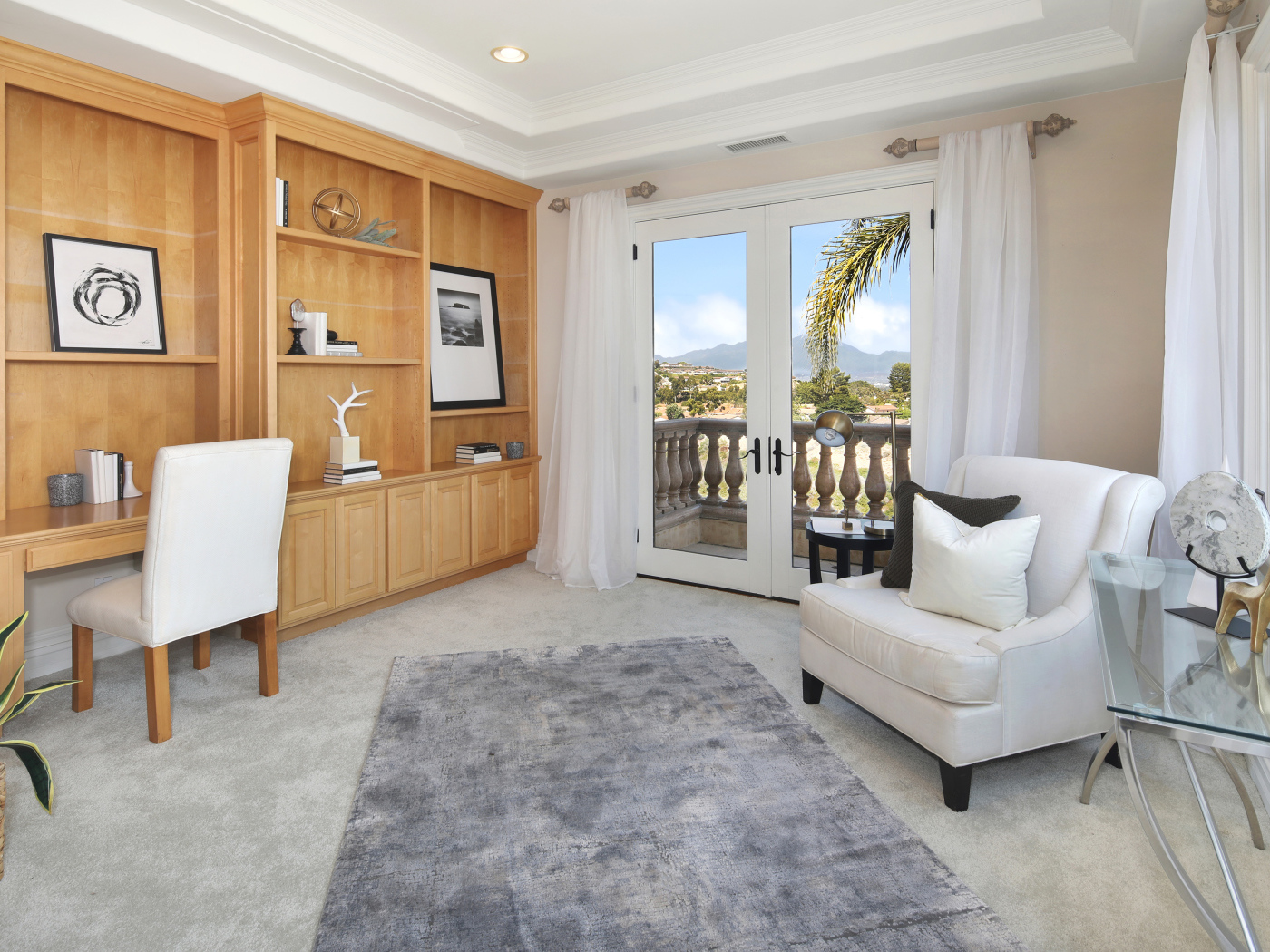 Деревянные шкафы и белые кресла в гостиной 