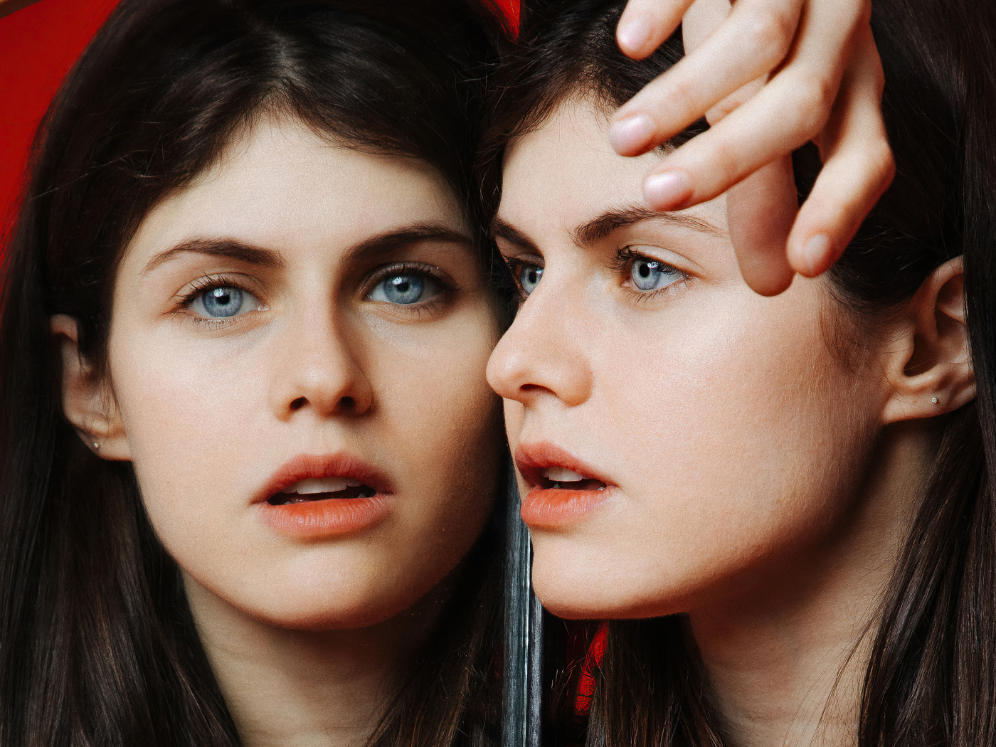 Молодая красивая голубоглазая актриса Александра Даддарио на красном фоне