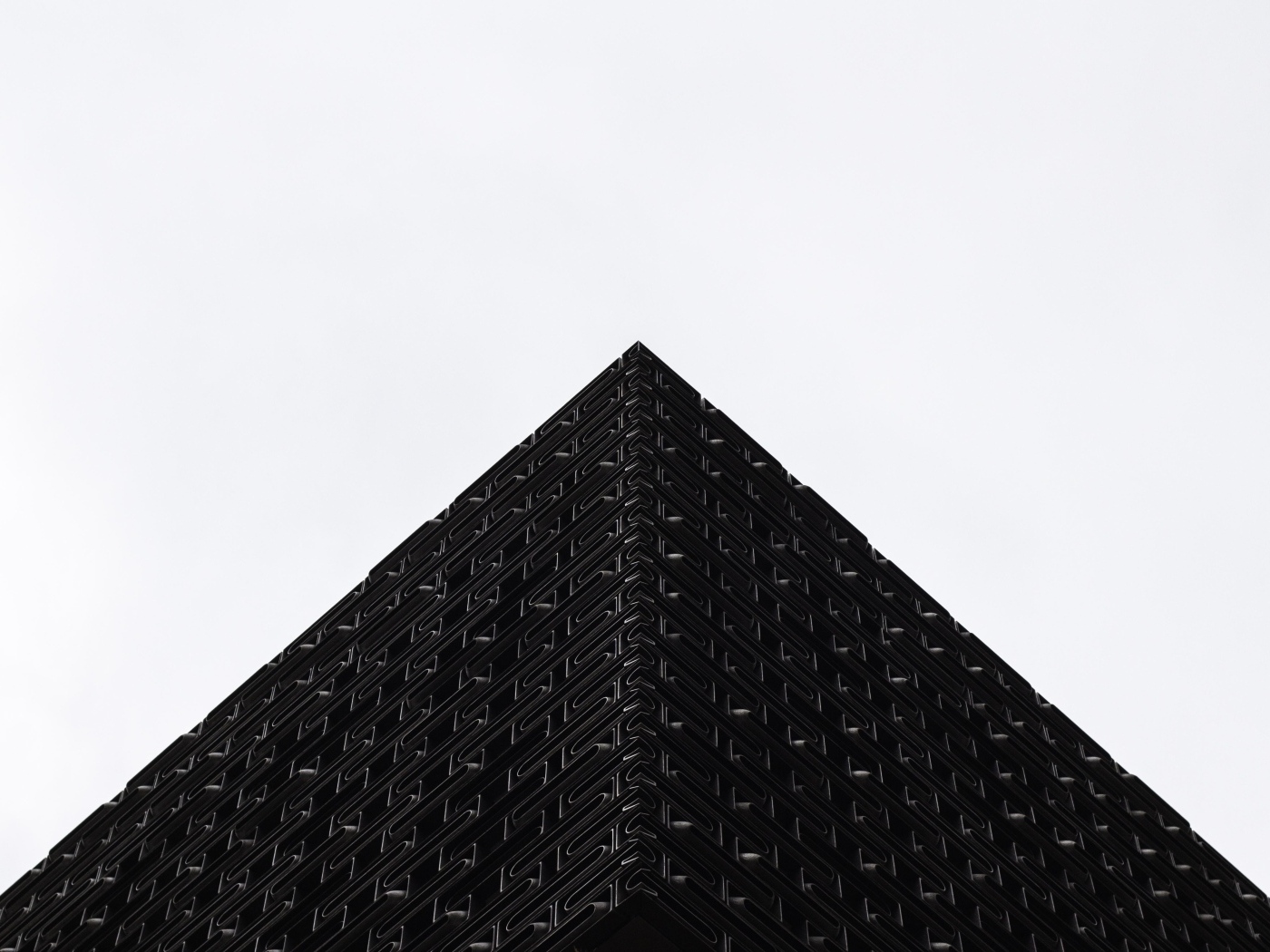 Черная 3д пирамида на белом фоне