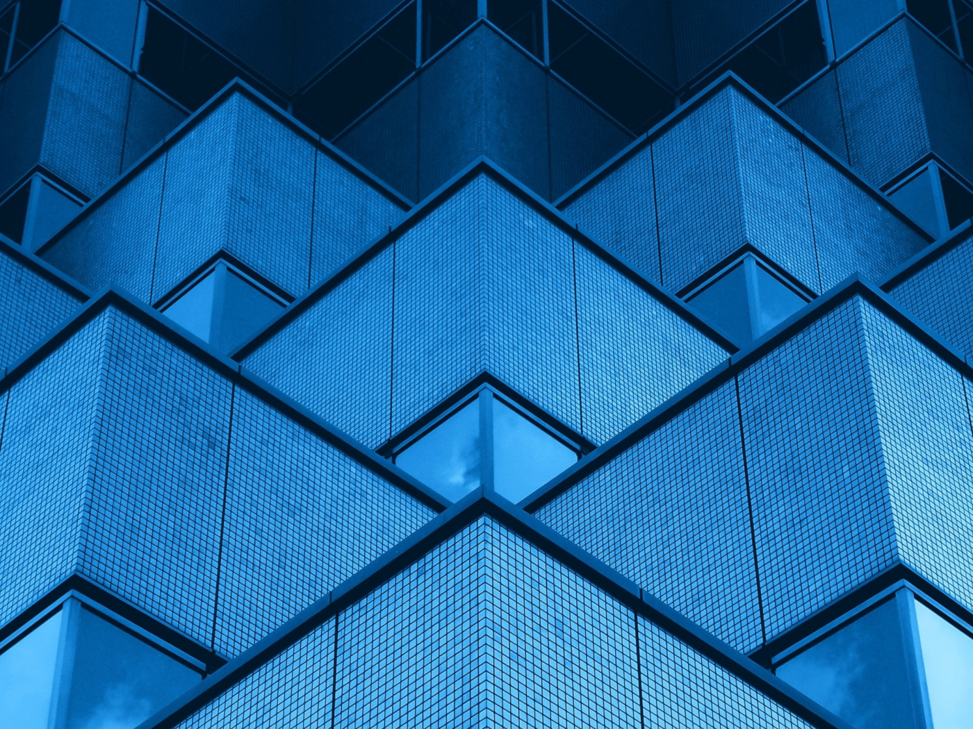 Голубые треугольники многоэтажного дома