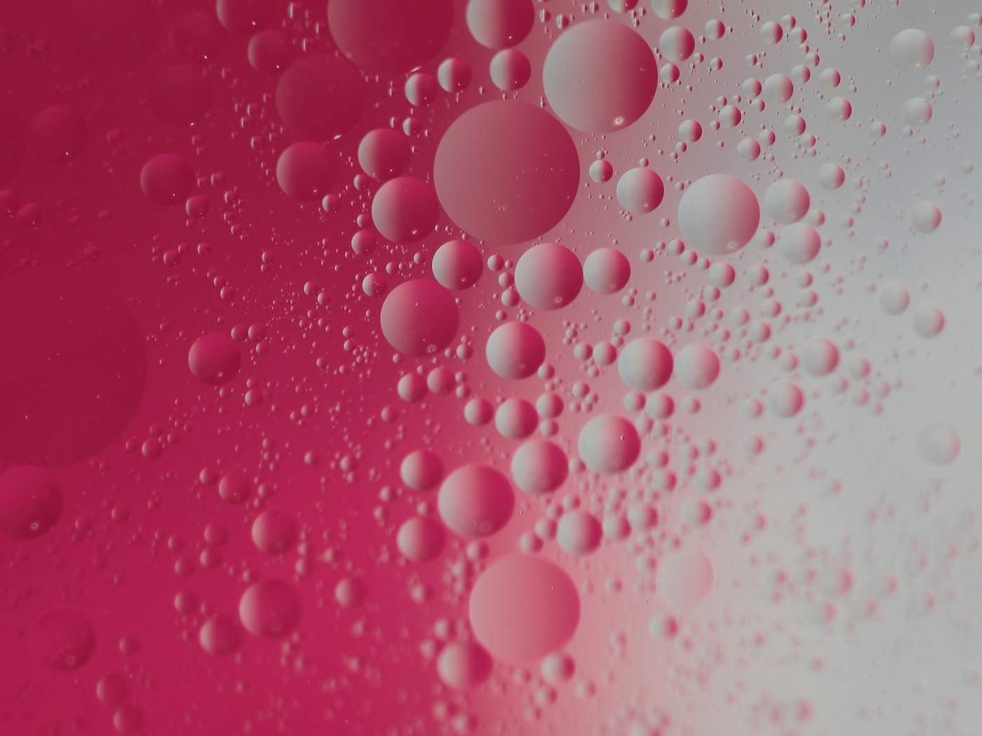 Пузыри на серо-розовом фоне