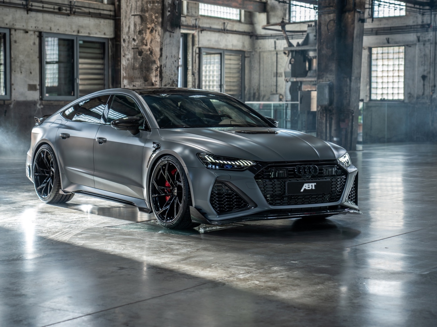 Автомобиль ABT RS7 Legacy Edition 2023 года в здании