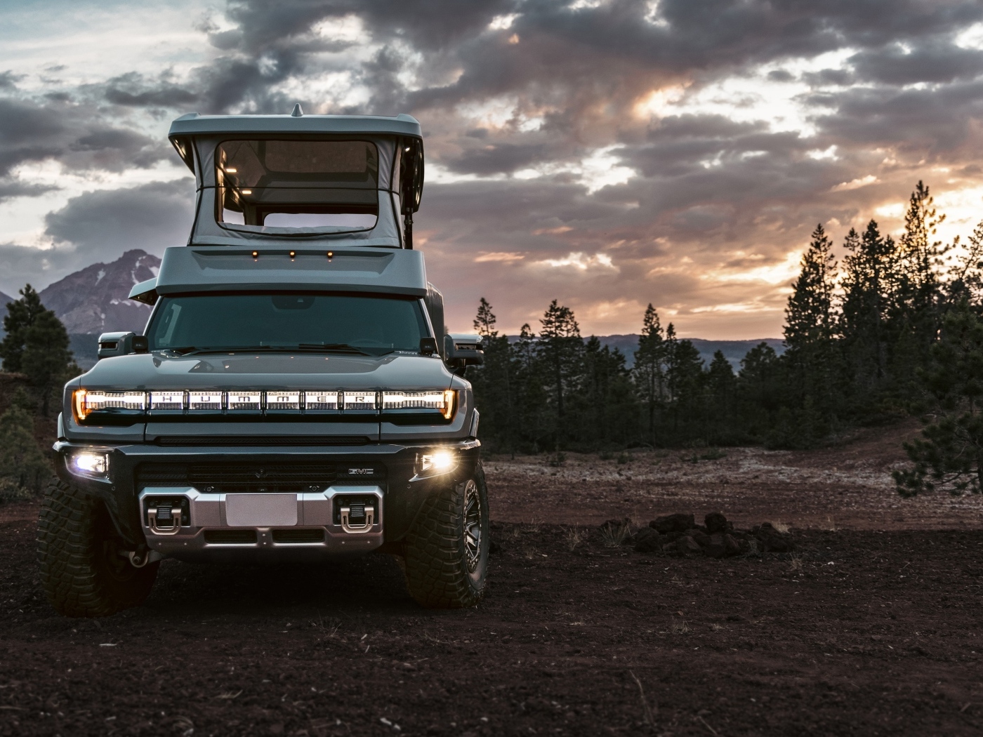 Автомобиль GMC HUMMER EV EarthCruiser 2024 года на фоне неба