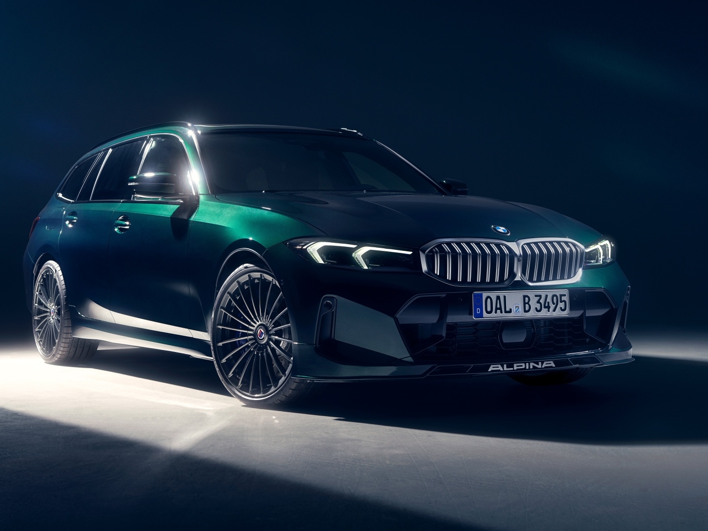 Зеленый автомобиль Alpina B3 Touring