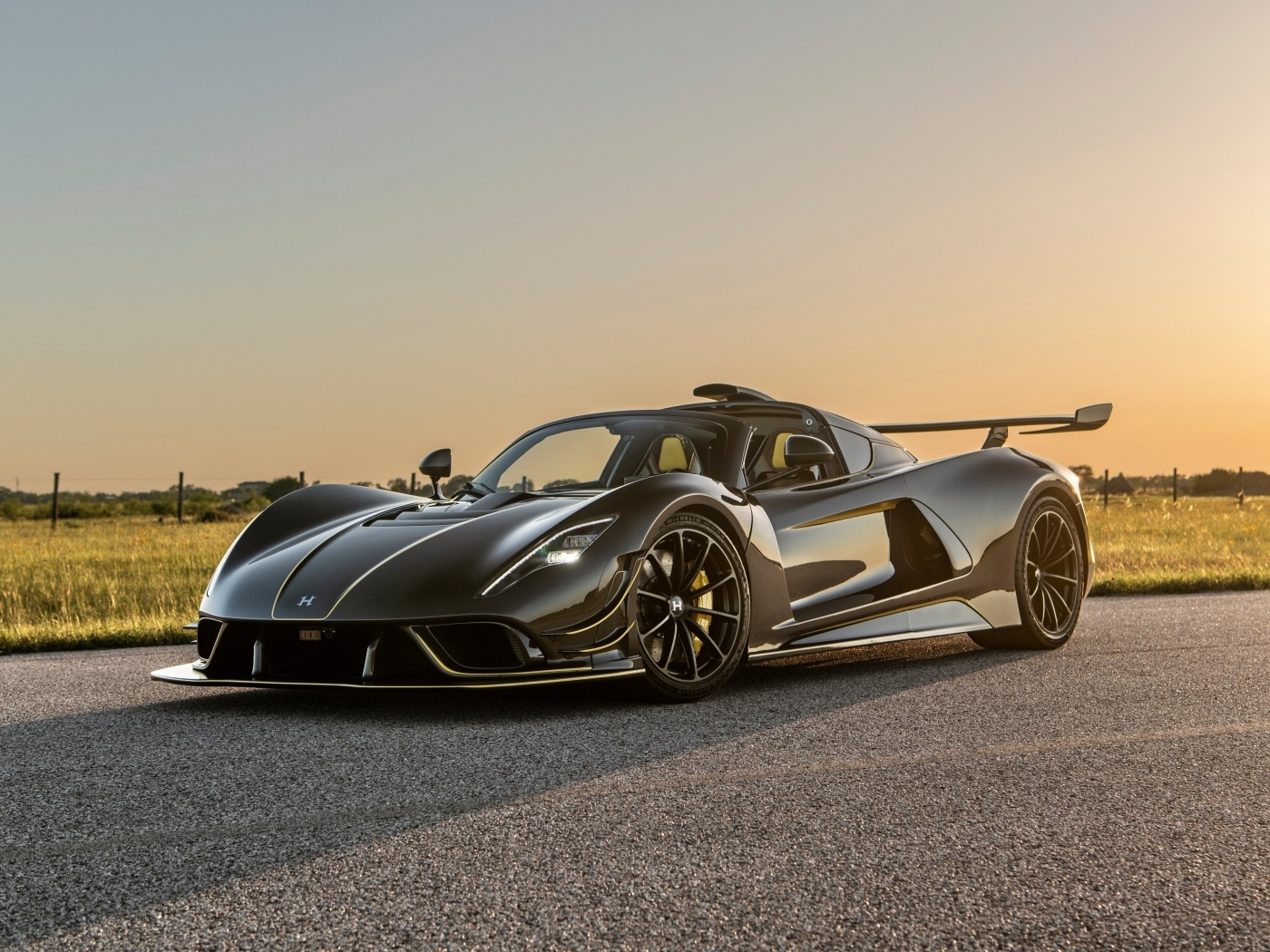 Черный спорткар Hennessey Venom F5 Revolution Roadster 2023 года