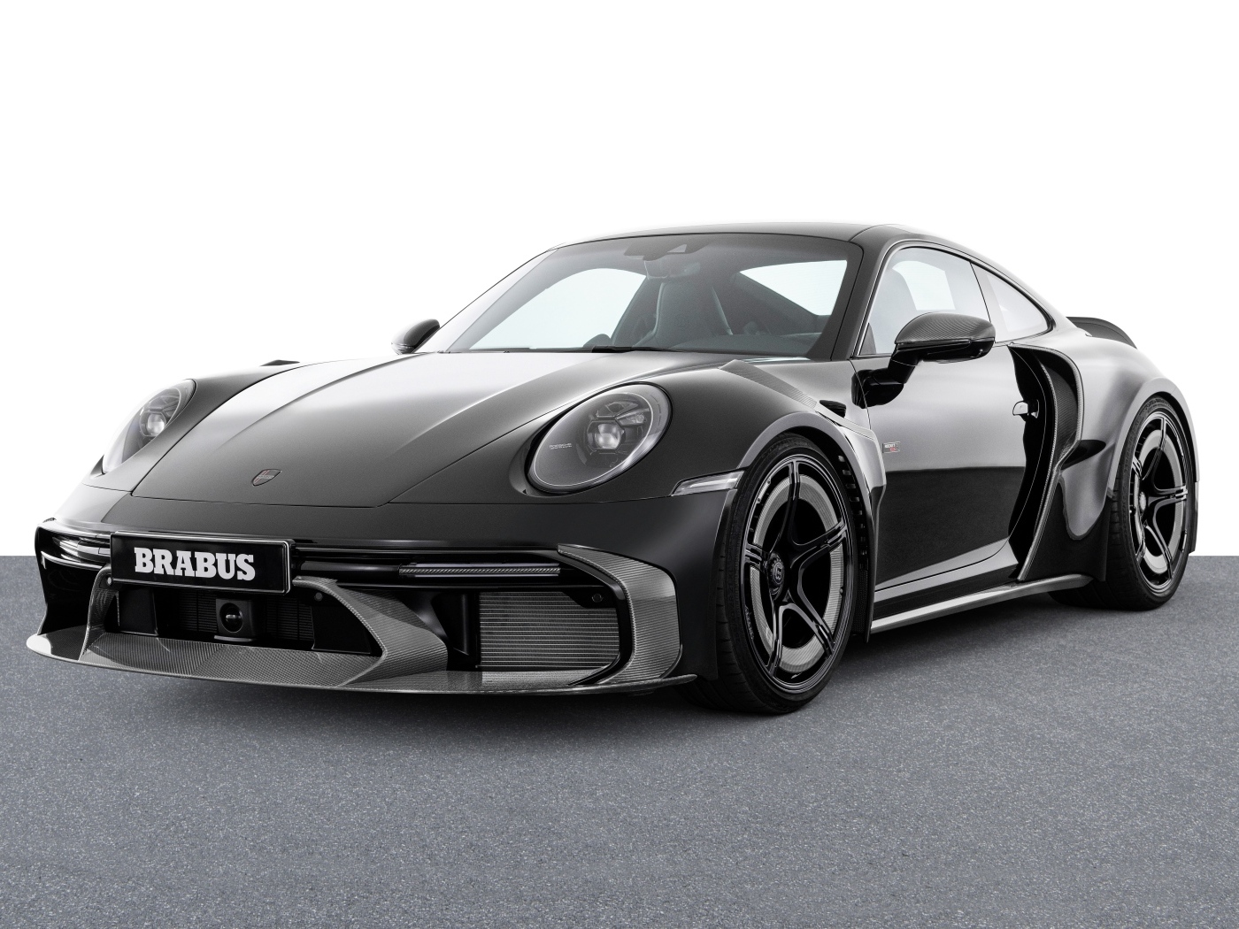 Черный автомобиль  Brabus 900 Rocket R